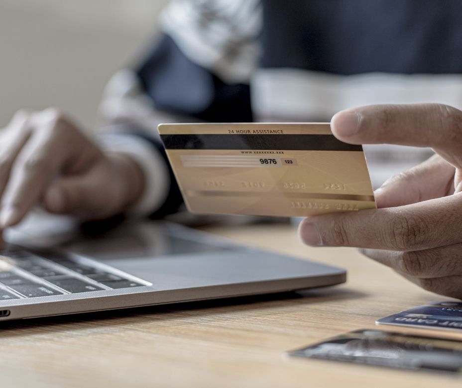 </p>
<h1>¿Cuánto dinero puedo recuperar por una tarjeta revolving?</h1>
<p>Una de las preguntas más frecuentes entre las personas que tienen o han tenido una tarjeta revolving es cuánto dinero pueden recuperar si reclaman los intereses pagados. Después de años pagando cuotas mensuales, muchos consumidores descubren que han abonado una cantidad muy superior al dinero que utilizaron y que la deuda apenas se ha reducido.</p>
<p>La cantidad que puede recuperarse no es la misma en todos los casos, ya que depende de factores como el capital utilizado, los intereses aplicados, el tiempo que lleva funcionando la tarjeta y las cantidades que ya se han pagado. Por eso, para saber cuánto dinero puedes recuperar por una tarjeta revolving es necesario analizar el contrato y todos los movimientos de la tarjeta.</p>
<p> </p>
<h2>¿Se puede recuperar el dinero pagado por una tarjeta revolving?</h2>
<p>En determinados casos, sí. Las tarjetas revolving han generado numerosas reclamaciones debido a los elevados intereses que pueden aplicar y a la falta de transparencia con la que algunos contratos fueron comercializados.</p>
<p>Cuando un tribunal declara la nulidad del contrato por usura, las consecuencias económicas pueden ser muy importantes para el consumidor.</p>
<p>En estos casos, el consumidor debe devolver únicamente el capital efectivamente dispuesto y la entidad financiera debe devolver las cantidades cobradas que excedan de ese capital, de acuerdo con los efectos propios de la nulidad.</p>
<p>Esto significa que una persona que ha estado pagando durante años puede encontrarse con que tiene derecho a recuperar una cantidad importante de dinero o incluso que la deuda pendiente queda completamente cancelada.</p>
<p> </p>
<h2>¿Cuánto dinero puedo reclamar por una tarjeta revolving?</h2>
<p>No existe una cantidad fija que pueda aplicarse a todas las tarjetas revolving.</p>
<p>El dinero que puede recuperarse depende principalmente de la diferencia entre el capital que realmente utilizó el consumidor y todas las cantidades que posteriormente ha abonado a la entidad financiera.</p>
<p>Por ejemplo, imaginemos que una persona ha utilizado 6.000 euros de una tarjeta revolving y, entre cuotas, intereses y otros conceptos, ha terminado pagando 9.000 euros.</p>
<p>Si el contrato fuese declarado nulo y las cantidades pagadas superasen el capital efectivamente dispuesto, habría que realizar los cálculos correspondientes para determinar qué importe debería devolver la entidad.</p>
<p>Por este motivo, no es correcto afirmar que todas las personas puedan recuperar una cantidad determinada. Cada tarjeta debe estudiarse individualmente.</p>
<p> </p>
<h2>¿Qué se tiene en cuenta para calcular cuánto dinero puedo recuperar?</h2>
<p>Para calcular el importe que puede reclamarse es necesario analizar todos los movimientos de la tarjeta desde su contratación.</p>
<p>Entre los aspectos más importantes se encuentran:</p>
<ul>
<li>El capital total utilizado.</li>
<li>Las cuotas abonadas.</li>
<li>Los intereses pagados.</li>
<li>Las comisiones aplicadas.</li>
<li>Los gastos asociados a la tarjeta.</li>
<li>La deuda que todavía permanece pendiente.</li>
</ul>
<p>Con esta información se puede determinar cuánto dinero ha salido realmente del bolsillo del consumidor y cuánto corresponde al capital que efectivamente utilizó.</p>
<p>Por eso es tan importante disponer de los extractos completos de la tarjeta.</p>
<p> </p>
<h2>¿Qué pasa si todavía debo dinero de la tarjeta?</h2>
<p>El hecho de que todavía exista una deuda pendiente no impide necesariamente reclamar.</p>
<p>De hecho, es bastante habitual que una persona inicie una reclamación mientras continúa pagando la tarjeta revolving.</p>
<p>Si el contrato es declarado nulo y ya se han pagado cantidades superiores al capital utilizado, la entidad financiera podría tener que devolver dinero al consumidor.</p>
<p>En cambio, si todavía no se ha abonado todo el capital dispuesto, las consecuencias económicas pueden consistir en una reducción o cancelación de la deuda pendiente, dependiendo del resultado del procedimiento.</p>
<p>Por este motivo, no debes asumir que por seguir debiendo dinero no puedes reclamar.</p>
<p> </p>
<h2>¿Qué ocurre con los intereses que he pagado?</h2>
<p>Los intereses son uno de los elementos fundamentales que deben analizarse en una reclamación por tarjeta revolving.</p>
<p>Cuando existe una declaración de nulidad por usura, el consumidor no está obligado a soportar los intereses correspondientes al contrato declarado nulo.</p>
<p>La entidad financiera deberá realizar las operaciones necesarias para ajustar las cantidades pagadas al capital que realmente fue dispuesto.</p>
<p>En algunos casos, después de realizar este cálculo, el resultado puede ser muy favorable para el consumidor.</p>
<p>Esto explica por qué algunas personas que llevan años pagando una tarjeta descubren que podrían recuperar una cantidad importante de dinero.</p>
<p> </p>
<h2>¿Y si la tarjeta no se considera usuraria?</h2>
<p>No todas las reclamaciones de tarjetas revolving se basan exclusivamente en la existencia de usura.</p>
<p>También puede ser necesario analizar si el contrato era suficientemente transparente y si el consumidor recibió información adecuada sobre el funcionamiento del crédito.</p>
<p>El sistema revolving puede resultar difícil de comprender para una persona que no tiene conocimientos financieros, especialmente cuando se establece una cuota mensual reducida que provoca que la deuda se prolongue durante muchos años.</p>
<p>Por ello, además del tipo de interés, conviene revisar las circunstancias concretas de la contratación y la información que recibió el consumidor.</p>
<p> </p>
<h2>¿Cómo saber si mi tarjeta revolving tiene intereses abusivos?</h2>
<p>Existen algunas señales que pueden indicar que una tarjeta merece ser revisada por un profesional.</p>
<p>Por ejemplo:</p>
<ul>
<li>Llevas muchos años pagando y la deuda apenas disminuye.</li>
<li>Has pagado una cantidad muy superior al dinero que utilizaste.</li>
<li>El tipo de interés aplicado es muy elevado.</li>
<li>La cuota mensual apenas reduce el capital.</li>
<li>No recuerdas que te explicaran claramente el funcionamiento de la tarjeta.</li>
<li>La deuda aumenta cuando utilizas nuevamente la tarjeta.</li>
</ul>
<p>Estas circunstancias no significan por sí solas que el contrato sea nulo, pero sí pueden ser indicios suficientes para solicitar un estudio de la documentación.</p>
<p> </p>
<h2>¿Qué tarjetas revolving pueden reclamarse?</h2>
<p>Las reclamaciones afectan a tarjetas comercializadas por diferentes entidades financieras y empresas.</p>
<p>Entre las tarjetas que han generado reclamaciones durante los últimos años se encuentran productos comercializados por entidades como:</p>
<ul>
<li>Wizink.</li>
<li>Cetelem.</li>
<li>Carrefour Pass.</li>
<li>Otras entidades financieras.</li>
</ul>
<p>Sin embargo, no puede determinarse si una tarjeta puede reclamarse únicamente por el nombre de la entidad.</p>
<p>Es necesario analizar el contrato concreto, el tipo de interés, la fecha de contratación, la información proporcionada y los movimientos realizados.</p>
<p> </p>
<h2>¿Qué documentos necesito para saber cuánto puedo recuperar?</h2>
<p>Para realizar un cálculo aproximado de la cantidad que podría recuperarse es necesario disponer de la mayor cantidad de información posible.</p>
<p>Los documentos más importantes son:</p>
<ul>
<li>Contrato de la tarjeta.</li>
<li>Extractos mensuales.</li>
<li>Cuadro de movimientos.</li>
<li>Recibos de las cuotas.</li>
<li>Comunicaciones enviadas por la entidad.</li>
</ul>
<p>Si no conservas el contrato o los extractos antiguos, puedes solicitar esta documentación a la entidad financiera.</p>
<p>Los movimientos históricos son especialmente importantes porque permiten conocer cuánto dinero se utilizó realmente y cuánto se ha pagado durante toda la vida de la tarjeta.</p>
<p> </p>
<h2>¿Cuánto cuesta reclamar una tarjeta revolving?</h2>
<p>El coste de una reclamación dependerá de la vía utilizada y de las condiciones del profesional que lleve el procedimiento.</p>
<p>Antes de iniciar una reclamación es recomendable conocer claramente los honorarios, los posibles gastos asociados y las condiciones económicas del procedimiento.</p>
<p>También es importante valorar no solo la cantidad que se puede recuperar, sino la deuda que podría quedar cancelada como consecuencia de la reclamación.</p>
<p> </p>
<h2>¿Cuánto tiempo tengo para reclamar?</h2>
<p>Los plazos para ejercer determinadas acciones relacionadas con una tarjeta revolving pueden depender del tipo de reclamación que se plantee y de las circunstancias concretas del contrato.</p>
<p>Por este motivo, no es recomendable descartar una posible reclamación simplemente porque hayan pasado varios años desde la contratación de la tarjeta.</p>
<p>Si llevas tiempo pagando una tarjeta revolving o ya has terminado de pagarla, lo más recomendable es analizar el contrato y los movimientos para determinar si todavía existe alguna posibilidad de reclamar.</p>
<p> </p>
<h2>¿Qué hacer para reclamar el dinero de una tarjeta revolving?</h2>
<p>El primer paso consiste en recopilar toda la documentación disponible y analizar las condiciones de la tarjeta.</p>
<p>Después, dependiendo de las circunstancias, puede iniciarse una reclamación frente a la entidad financiera.</p>
<p>Si no se alcanza una solución satisfactoria, será necesario valorar la posibilidad de acudir a la vía judicial.</p>
<p>Es importante no aceptar acuerdos ni firmar documentos sin comprender previamente sus consecuencias, especialmente cuando la entidad ofrece una cantidad determinada a cambio de cerrar definitivamente la reclamación.</p>
<p> </p>
<h2>¿Cuándo consultar con un abogado?</h2>
<p>Si llevas años utilizando una tarjeta revolving y quieres saber cuánto dinero puedes recuperar, lo más recomendable es solicitar un estudio individualizado.</p>
<p>Es especialmente importante consultar con un abogado cuando:</p>
<ul>
<li>Has pagado durante muchos años.</li>
<li>La deuda apenas disminuye.</li>
<li>Has pagado intereses muy elevados.</li>
<li>La entidad ha rechazado tu reclamación.</li>
<li>La tarjeta todavía tiene deuda pendiente.</li>
<li>Quieres conocer cuánto dinero puedes recuperar antes de iniciar una demanda.</li>
</ul>
<p>Un abogado especializado podrá revisar el contrato y los movimientos de la tarjeta y calcular las cantidades que podrían estar en juego.</p>
<p> </p>
<h2>Conclusión</h2>
<p>La cantidad que puedes recuperar por una tarjeta revolving depende de las circunstancias concretas del contrato y de todos los pagos realizados. No existe una cifra fija para todos los consumidores, por lo que es necesario analizar cuánto dinero se utilizó realmente, cuánto se ha pagado y qué intereses y comisiones se han aplicado.</p>
<p>Cuánto dinero puedo recuperar por una tarjeta revolving